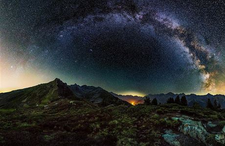 Tyrolsk hvzdy - Panorama hvzdn oblohy ze Severnho Tyrolska zachycen na...
