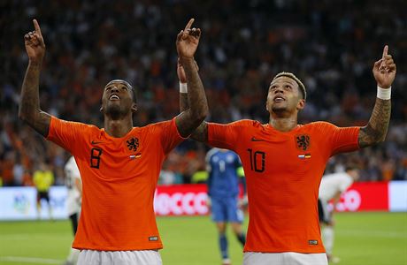 Hrái Nizozemska oslavují svoji branku do sít Nmecka