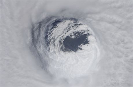 Snmek zveejnn organizac NASA ukazuje oko huriknu, kter dorazil na...