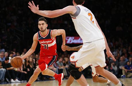 Washington Wizards guard Tomas Satoransky (31) drives to the basket against New...