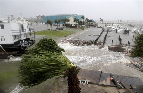 Hurikán Michael zaplavil pístav na Florid.