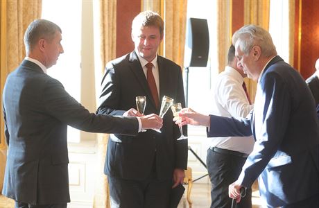 Miloš Zeman a Andrej Babiš si připíjejí s nově jmenovaným ministrem zahraničí...