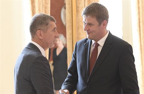 Premiér Andrej Babi gratuluje nov jmenovanému ministru zahranií Tomái...
