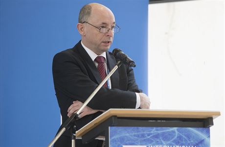 Bývalý éf rady ERÚ Vladimír Outrata podal Ústavní stínost.