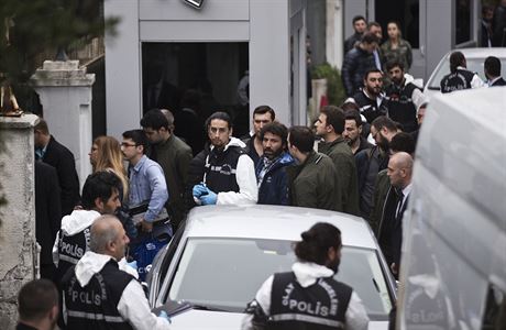 Turet policist vstupuj do rezidence saudskoarabskho konzula v Istanbulu.