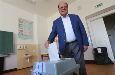 Pavel Dungl, kandidát na Praze 8, odevzdává hlas bhem druhého kola senátních...