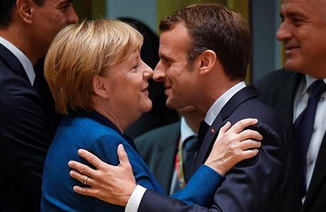 Francouzsk prezident Emmanuel Macron vt nmeckou kanclku Angelu Merkelovou.