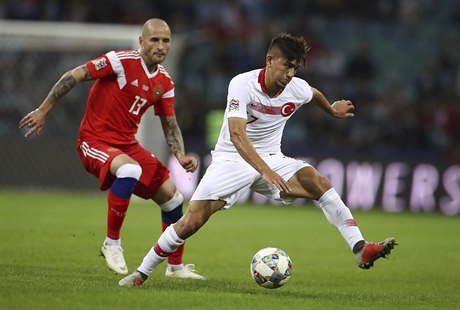 Cengiz Under v souboji Fedorem Kudryashovem v zápase Ligy národů