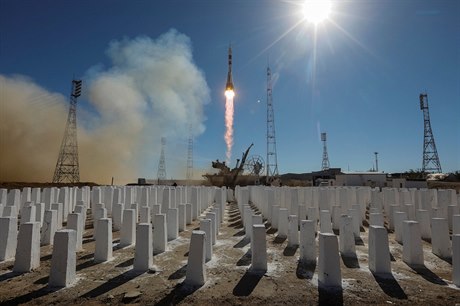 tvrtení start lod Sojuz MS-10 z kosmodromu Bajkonur v Kazachstánu se...