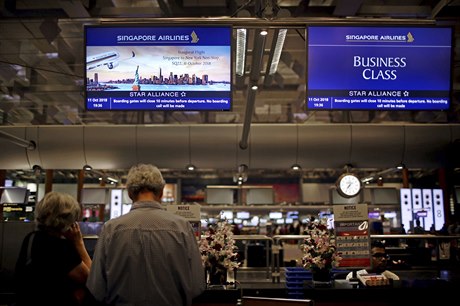 Pasaéi letu Singapur-New York ekají na otevení nástupu do letadla.