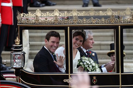 Princezna Eugenie a její nový manel Jack Brooksbank odjídjí po obad z...