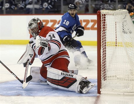 Hokejový branká Petr Mrázek kryl v NHL 23 stel.