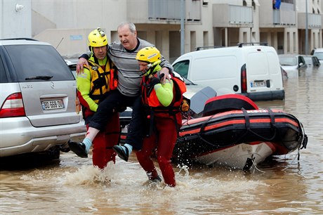 Záchranái evakuují obyvatele ze zaplavených oblastí na jihu Francie.