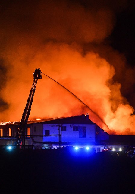 V Lysé nad Labem na Nymbursku hořela výrobní hala společnosti Kovona, která...