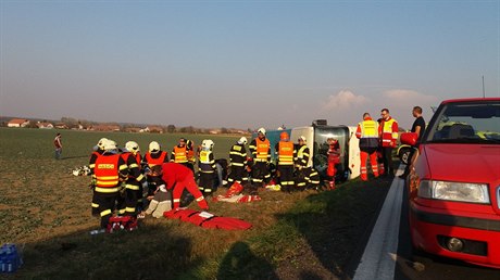 Autobus, který na Pardubicku peváel dti, skonil na boku.