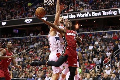 Josh Richardson (0) střílí koš za Miami Heat, ve skórování se mu snažil...