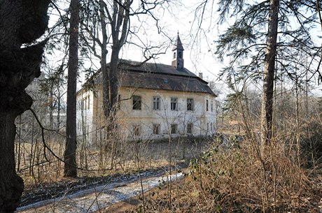 Zámeek Poíí u Borova n/V. byl, jak ukazuje snímek z roku 2010, byl v...