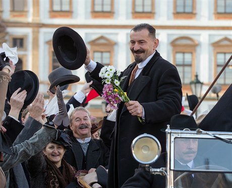 Aloise Raína (Ondej Vetchý) lid pijímá s nadením. Snímek Raín (2018)....