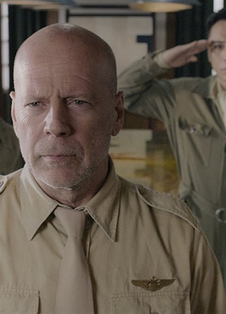 Bruce Willis ve zrueném filmu Letecký úder.