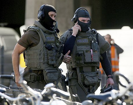 Speciální síly nmecké policie na nádraí v Kolín nad Rýnem.