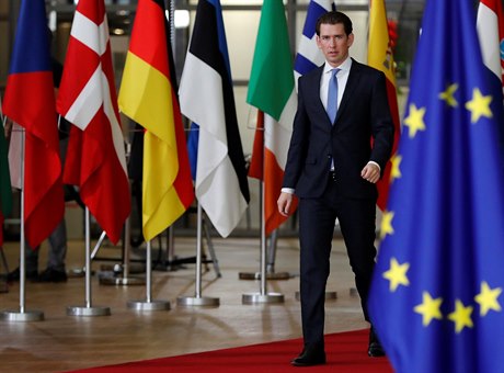 Rakouský kanclé Sebastian Kurz pichází na jednání o Brexitu.