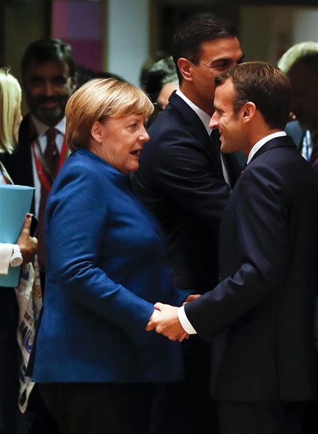 Francouzský prezident Emmanuel Macron vítá nmeckou kancléku Angelu Merkelovou...