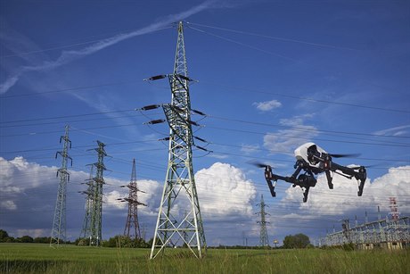 Drony pomáhají i energetikm, kontrolují napíklad vedení vysokého naptí.