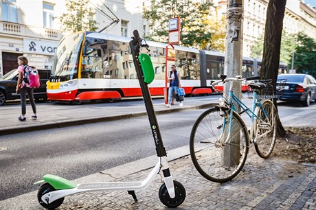Po firm Lime se v Praze objeví moná dalí provozovatel kolobek.