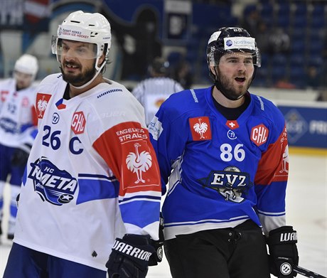 Kometa Brno - EV Zug. Zleva smutný kapitán Komety Martin Zaovi a radující se...