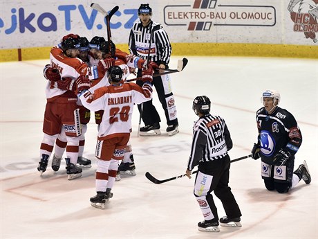 Hokejisté Olomouce se radují z výhry nad Plzní.