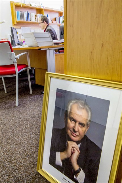 Portrét prezidenta Miloše Zemana, který visí v řadě českých škol. Tento nechal...