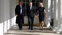 Donald Trump s pastorem Andrewem Brunsonem a jeho manelkou Norine Lynovou v...