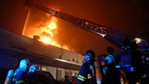 Po��r tr�nice Sapa v Praze v listopadu roku 2008. Hasi��m z�sah trval n�kolik...