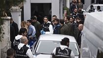Turečtí policisté vstupují do rezidence saudskoarabského konzula v Istanbulu.