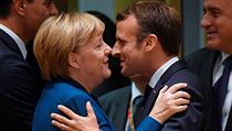 Francouzský prezident Emmanuel Macron vítá německou kancléřku Angelu Merkelovou.