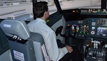 Kabina letadla Boing 737 v simultoru My Airlines v Praze.