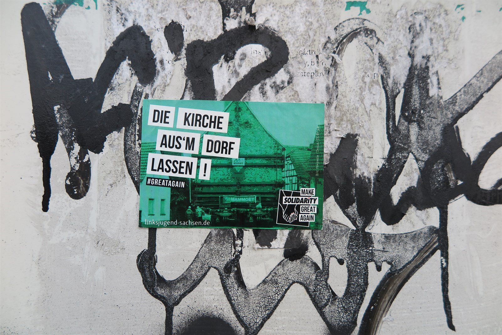 Na graffiti německé levicové mládeže stojí heslo „Pusťte kostel z vesnice!“,...