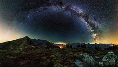 Tyrolské hvzdy - Panorama hvzdné oblohy ze Severního Tyrolska zachycené na...