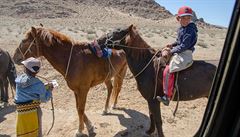 Mongolské dti jezdí na koních od útlého vku.