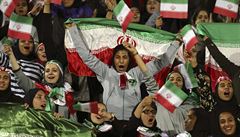 Po tém tyiceti letech mohly fotbalistm Íránu fandit na stadionu pi...
