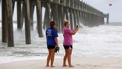 Dívky si fotí rozbouené moe na plái na Florid, kam se ítí hurikán.