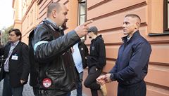 Desítky policist ve stedu pily k soudu podpoit svého kolegu imona Vaice,...