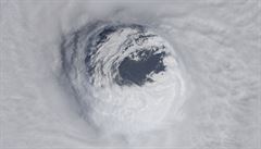 Snímek zveejnný organizací NASA ukazuje oko hurikánu, který dorazil na...