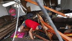 Obyvatelé Panamy prohledávají trosky svých dom, zniených hurikánem Michael.