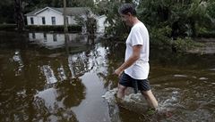 Lidé na Florid se musí brodit vodou, kterou do ulic naplavil hurikán Michael.