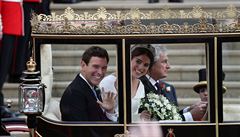 Princezna Eugenie a její nový manel Jack Brooksbank odjídjí po obad z...