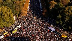 Na demonstraci mlo pvodn pijít 42 tisíc lidí. Nakonec jich dorazilo pes...