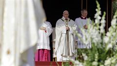 Pape Frantiek v nedli na vatikánském Svatopetrském námstí prohlásil svatými...