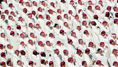 Pape Frantiek v nedli na vatikánském Svatopetrském námstí prohlásil svatými...