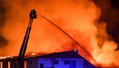 Hasiči dostali požár haly v Lysé nad Labem pod kontrolu, už jen dohašují skrytá ohniska